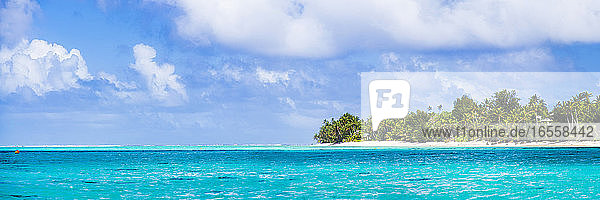 Rarotonga und das strahlend blaue Wasser der Muri Lagoon  Rarotonga  Cook Inseln