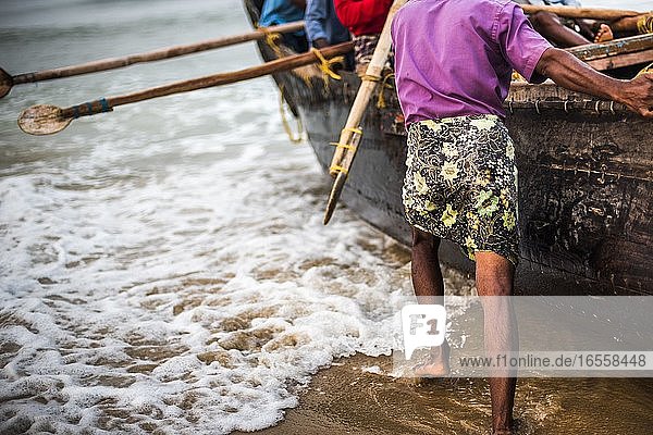 Fischer am Strand von Kappil  Varkala  Kerala  Indien