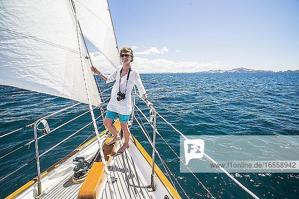 Tourist auf einem Segelbootausflug in der Bay of Islands  von Russell  Northland Region  Nordinsel  Neuseeland