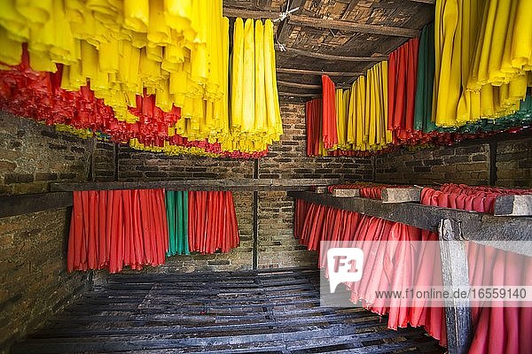 Herstellung von Gummibändern auf der Insel Bilugyun (auch bekannt als Bilu Kyun oder Oger-Insel)  Mawlamyine  Mon-Staat  Myanmar (Birma)