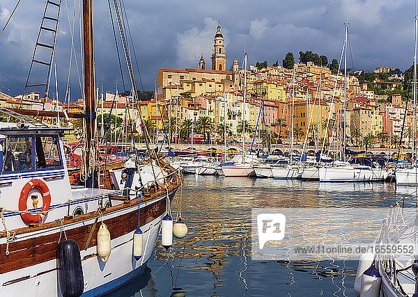 Menton  Côte d'Azur  Côte d'Azur  Frankreich. Blick über den Hafen auf die Stadt mit ihren pastellfarbenen  für die Region typischen Häusern.