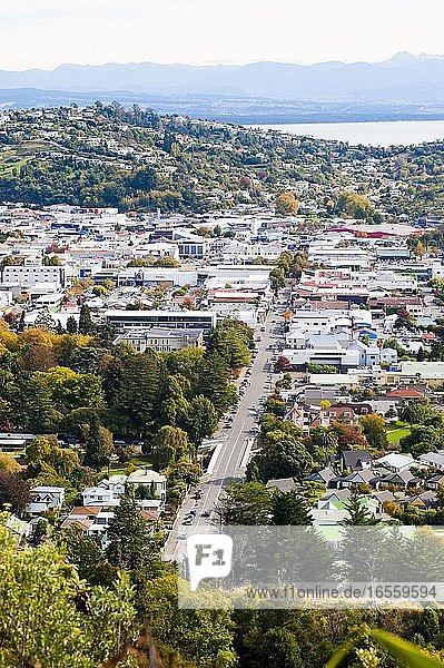 Foto des Stadtzentrums von Nelson  Südinsel  Neuseeland. Dieses Foto wurde von der Spitze des Hügels im Zentrum von Nelson aufgenommen. Nelson  die Heimat des Centre of New Zealand   ist eine sehr malerische Stadt an der Spitze der Südinsel Neuseelands. Die Lage an der Küste in Verbindung mit den umliegenden Hügeln und Bergen sorgt für eine große Vielfalt an wunderschönen Landschaften und Szenerien.