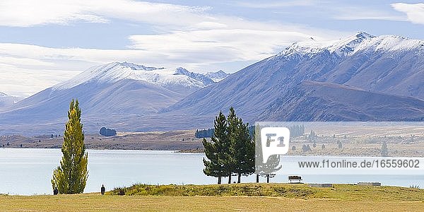 Panoramafoto der schneebedeckten Berge am Lake Tekapo  Südinsel  Neuseeland. Der Lake Tekapo ist ein atemberaubender See in der Region Mackenzie in Neuseeland  umgeben von den schneebedeckten Bergen  die als Südalpen auf der Südinsel Neuseelands bekannt sind.