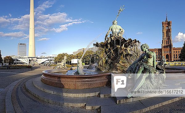 Neptunbrunnen mit Fernsehturm und Rotes Rathaus  Berlin  Deutschland  Europa