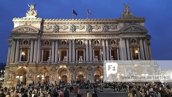 Nachtaufnahme des Opernhauses Palais Garnier  Paris  Frankreich  Europa