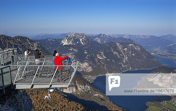 Aussichtspunkt Five Fingers mit Blick zum Hallstättersee  Dachsteinmassiv  Krippenstein  Obertraun  Salzkammergut  Oberösterreich  Österreich  Europa
