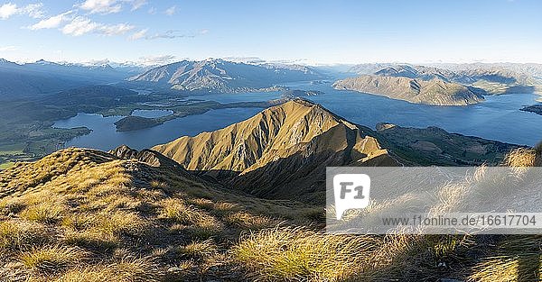 Ausblick auf Berge und See vom Mount Roy  Roys Peak bei Sonnenuntergang  Lake Wanaka  Südalpen  Otago  Südinsel  Neuseeland  Ozeanien