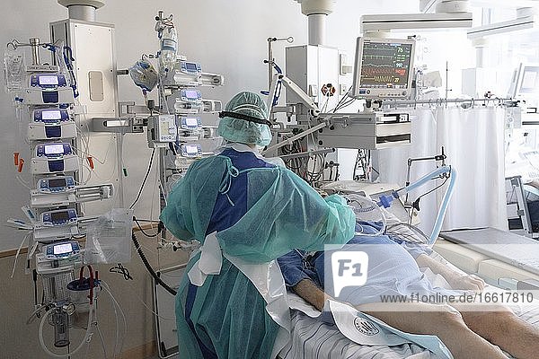 Treatment of a patient in intensive care unit for Covid patients  Agatharied Hospital  Agatharied  Bavaria  Germany  Europe