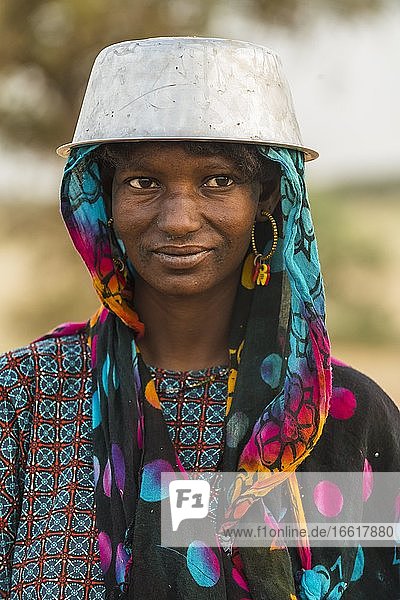 Wodaabe Frau mit einem Wassertopf auf dem Kopf  Portrait  Gerewol-Festival  Brautwerbungsritual  Niger  Afrika