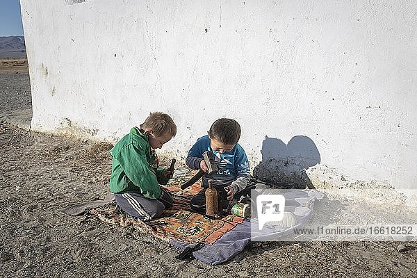 Kinder einer Nomadenfamilie im Altai-Gebirge  Provinz Olgii  Mongolei  Asien
