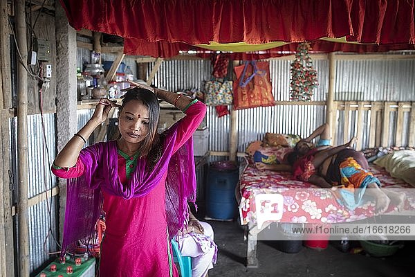 Banishanta ist eine Halbinsel  Mitte des 20. Jahrhunderts wurde dort ein großes Bordell eröffnet  mit ungefähr 1000 Frauen  heute sind es nur noch an die 100  sie verwalten sich selbst und wählen ihre Vorsteherin  Banishanta  Bangladesch  Asien