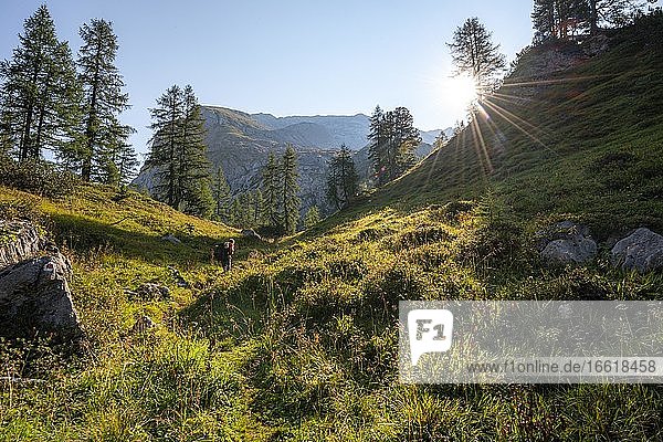 Wanderer auf Funtenseetauern Wanderweg  Nationalpark Berchtesgaden  Berchtesgadener Land  Oberbayern  Bayern