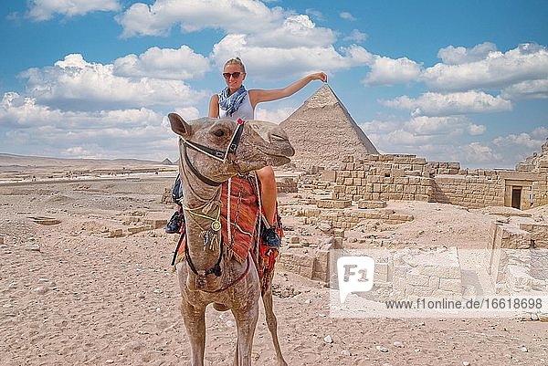 Frau auf einem Kamel vor einer Pyramide  Gizeh  Kairo  Ägypten  Afrika