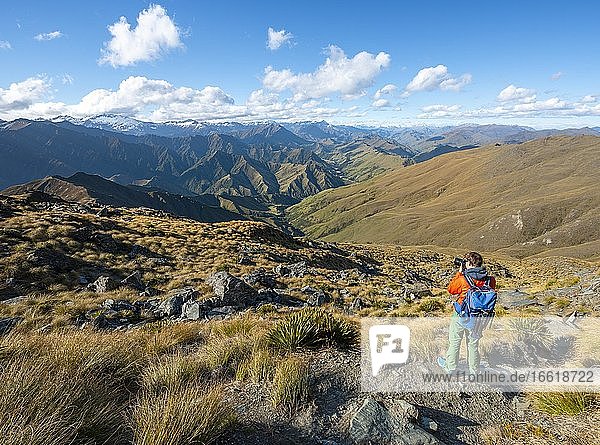 Wanderer fotografiert  Wanderweg zum Ben Lomond  Ausblick auf Berge  Südalpen  Otago  Südinsel  Neuseeland  Ozeanien