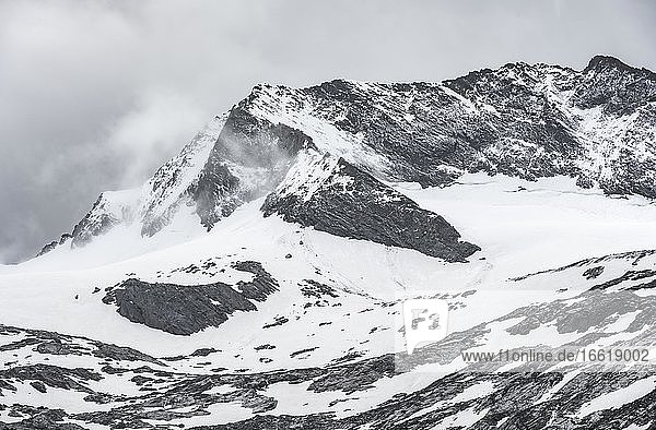 Gletscher Schlegeiskees mit Nebel  schneebedeckte Berggipfel  Hoher Weiszint und Hochfeiler  Berliner Höhenweg  Zillertal  Tirol  Österreich  Europa