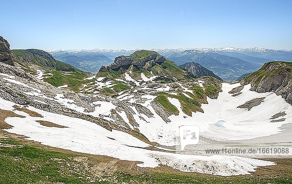 Berglandschaft mit Schneeresten  Gipfel Haidachstellwand  5-Gipfel-Klettersteig  Wanderung am Rofangebirge  Tirol  Österreich  Europa