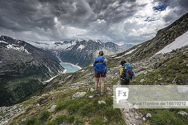 Wanderer auf dem Berliner Höhenweg  Schlegeisstausee  Speicher Schlegeis  Zillertaler Alpen  Gletscher Schlegeiskees  Zillertal  Tirol  Österreich  Europa