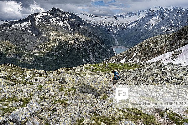 Wanderin auf dem Berliner Höhenweg  Schlegeisstausee  Speicher Schlegeis  Zillertaler Alpen  Gletscher Schlegeiskees  Zillertal  Tirol  Österreich  Europa