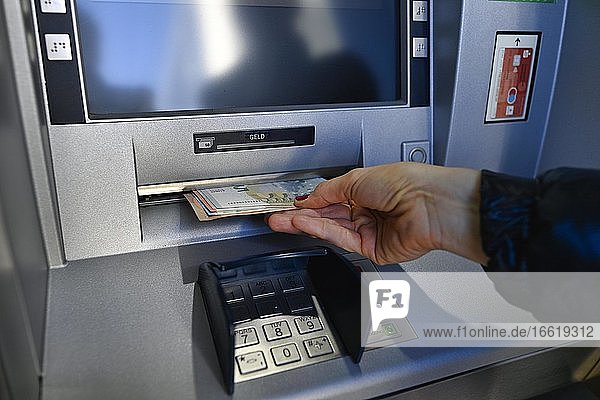 Frau zieht 100 EURO Bargeld am Geldautomat einer Sparkasse  Waiblingen  Baden-Württemberg  Deutschland  Europa