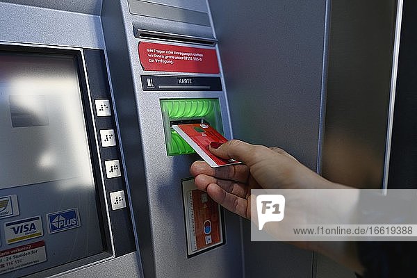 Frau führt ec-Karte am Geldautomat einer Sparkasse ein  Waiblingen  Baden-Württemberg  Deutschland  Europa
