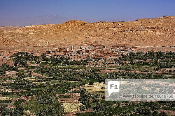 Oasis Tinerhir with old mud houses and newly constructed buildings Tinerhir Souss-Massa-Draa High Atlas Morocco Africa