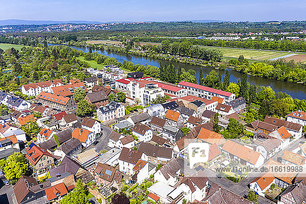 Deutschland  Hessen  Offenbach am Main  Blick aus dem Hubschrauber auf die Altstadt am Mainufer im Sommer