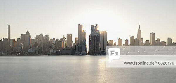 USA  New York  New York City  Skyline von Midtown Manhattan bei Sonnenaufgang