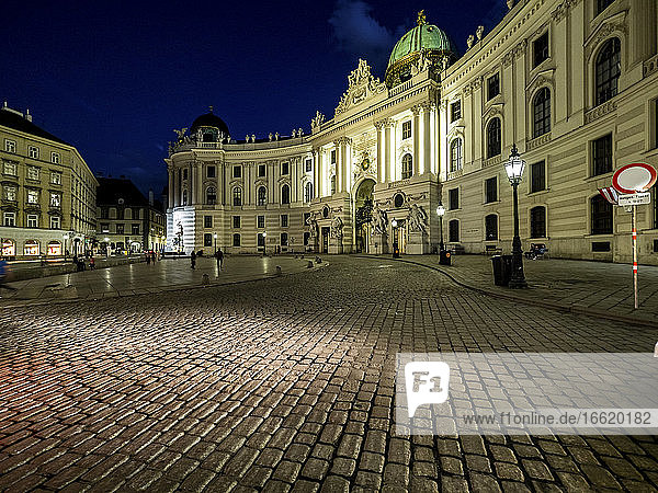 Österreich  Wien  Michaelerplatz und Hofburg bei Nacht