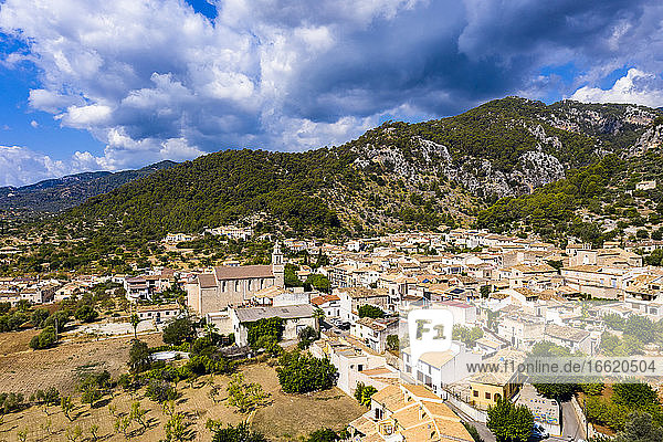 Häuser in einem Wohnviertel in der Nähe von Bergen gegen bewölkten Himmel  Caimari  Mallorca  Spanien