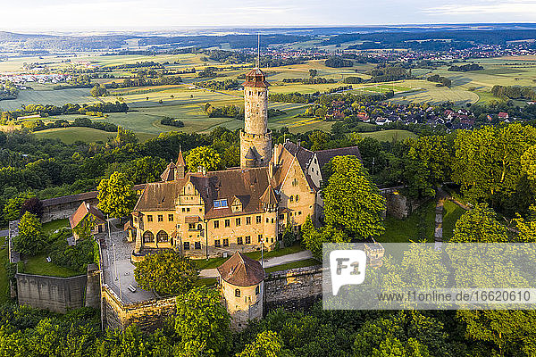 Deutschland  Bayern  Bamberg  Blick aus dem Hubschrauber auf die Altenburg in der Morgendämmerung