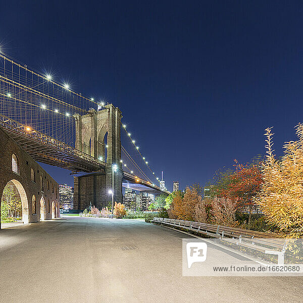 USA  New York  New York City  Brooklyn Bridge bei Nacht beleuchtet