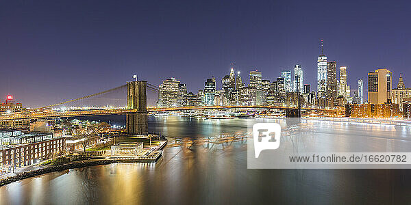 USA  New York  New York City  Brooklyn Bridge und Lower Manhattan Skyline in der Nacht beleuchtet