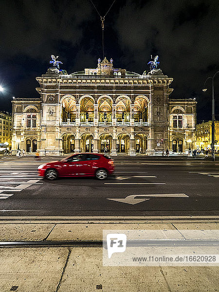 Österreich  Wien  Autofahrt vorbei an der Wiener Staatsoper bei Nacht