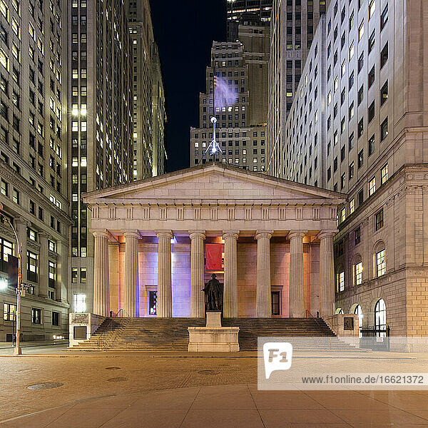 USA  New York  New York City  Federal Hall bei Nacht beleuchtet