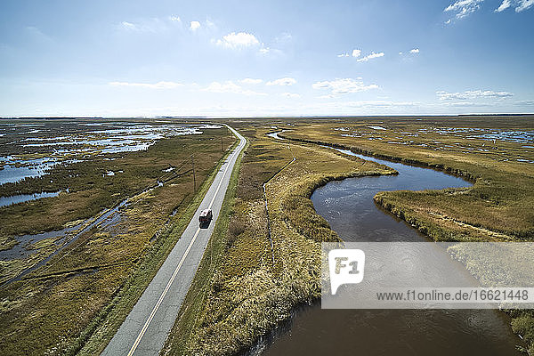 USA  Maryland  Drohnenansicht einer Straße  die sich über Sümpfe entlang des Nanticoke River an der Ostküste erstreckt