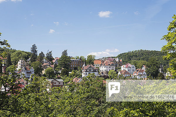 Deutschland  Thüringen  Eisenach  Historische Villen umgeben von grünen bewaldeten Hügeln im Frühling