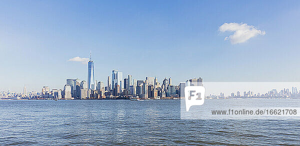 USA  New York  New York City  Lower Manhattan Skyline über den Fluss gesehen