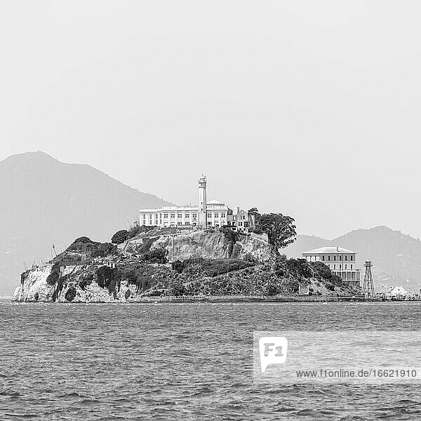 Uferpromenade mit Alcatraz Island im Hintergrund gegen den Himmel in San Francisco  Kalifornien  USA