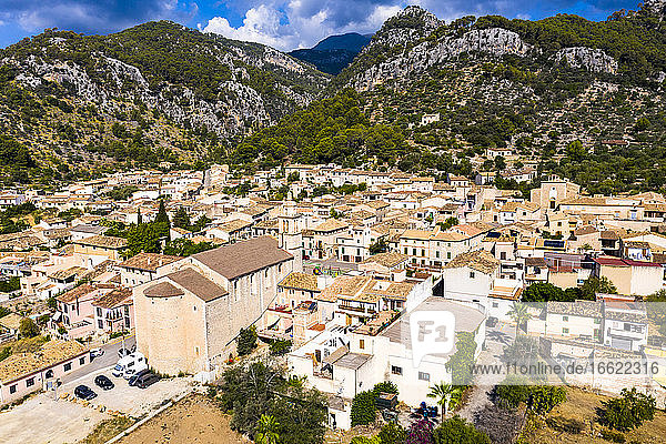 Luftaufnahme von Häusern in einem Dorf gegen eine Bergkette an einem sonnigen Tag  Caimari  Mallorca  Spanien