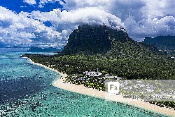 Mauritius  Blick aus dem Hubschrauber auf den Strand und die Ferienanlage auf der Halbinsel Le Morne Brabant im Sommer