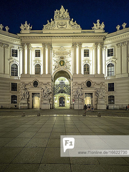 Österreich  Wien  Eingangstor der Hofburg bei Nacht