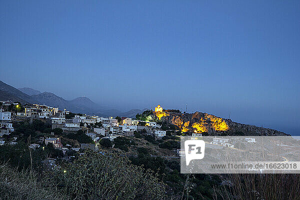 Dorfansicht während der blauen Stunde auf der griechischen Insel  Kreta  Griechenland