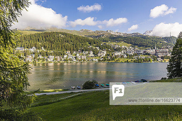 Schweiz  Kanton Graubünden  St. Moritz  St. Moritzersee und Ferienort im Engadin