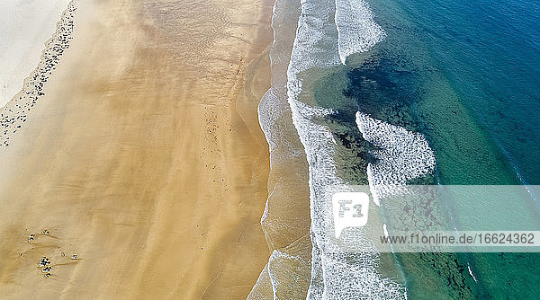 Luftaufnahme vom Rand des Sandstrandes an der Küste