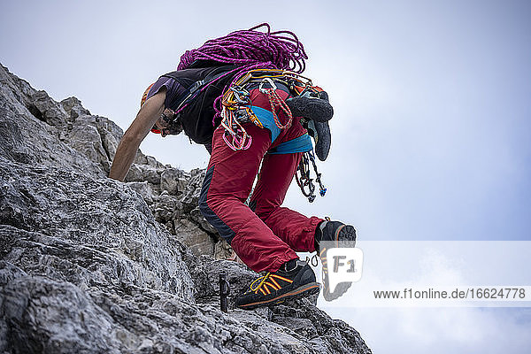 Älterer Mann klettert auf Berg gegen Himmel  Europäische Alpen  Lecco  Italien