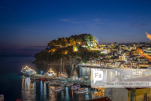 Griechenland  Preveza  Parga  Beleuchteter Yachthafen des Ferienortes an der ionischen Küste bei Sommernacht