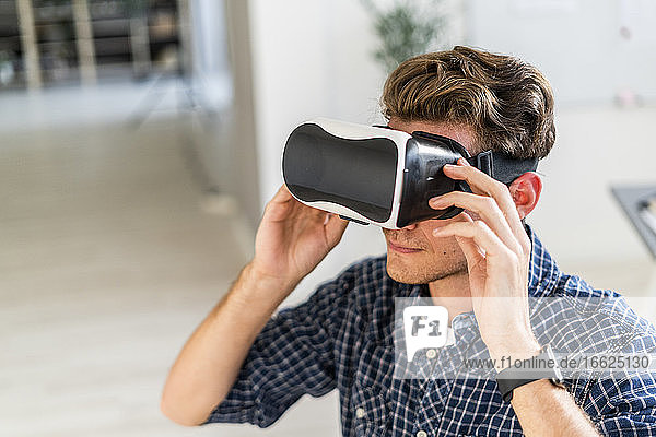 Architekt mit Visual-Reality-Brille im Büro
