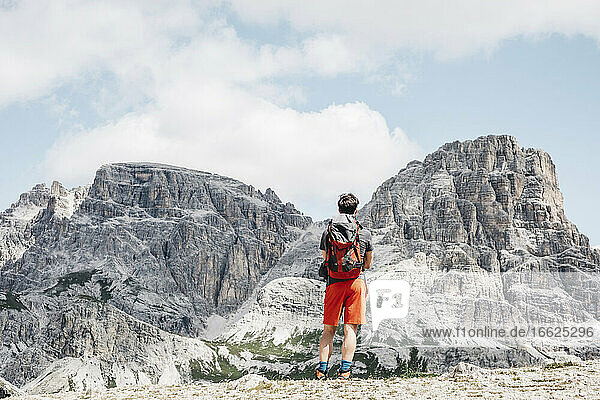 Männlicher Tourist mit Blick auf die berühmten Drei Zinnen gegen den Himmel  Sextner Dolomiten  Dolomiten  Südtirol  Italien
