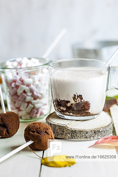 Nahaufnahme von heißer Schokolade mit Marshmallows und Trüffel-Lutschern auf dem Tisch zu Hause