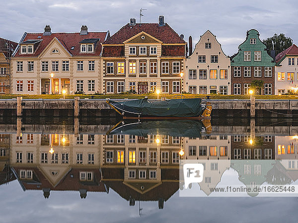 Deutschland  Schleswig-Holstein  Gluckstadt  Stadthäuser  die sich auf der glänzenden Oberfläche der Elbe spiegeln